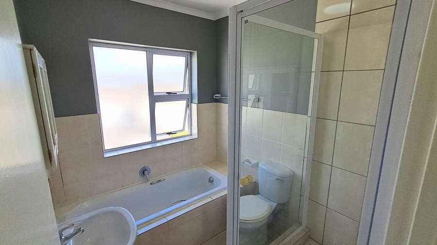 To Let 2 Bedroom Property for Rent in Somerset West Western Cape